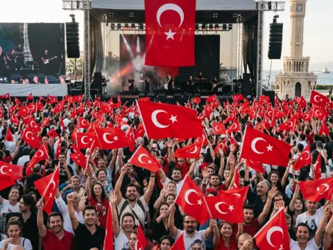 İzmir 29 Ekim konserleri 2026: İzmir'de 29 Ekim Cumhuriyet Bayramı ücretsiz konserleri nerede, saat kaçta ve kimler var?