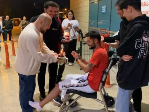 Bursa'da filmleri aratmayan olay: Trafik kazasında ölümden döndü, hastane çıkışında tekerlekli sandalyede mum üfledi