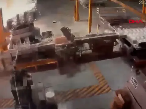 Sakarya'da alüminyum fabrikasındaki patlamanın görüntüleri ortaya çıktı: İşçilerin kaçış anı kamerada