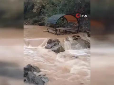 Elazığ'da sağanak yağış sonrası Teke Deresi'nde taşkın meydana geldi