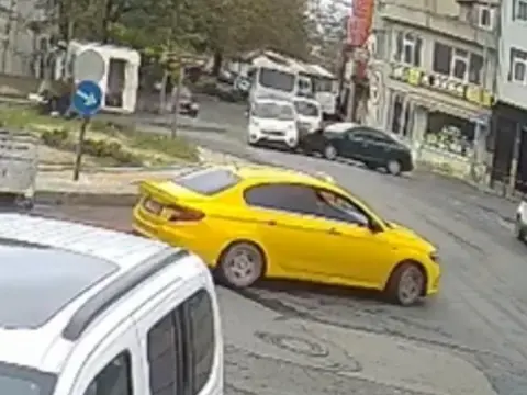 Hafif ticari araçla otomobil çarpıştı: İki yaşındaki kız yaralandı