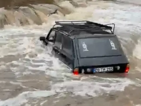 Aydın'da korku dolu anlar! Otomobil sel sularına kapıldı