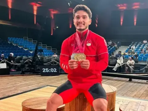 Milli halterci Muhammed Furkan Özbek'ten gümüş madalya!