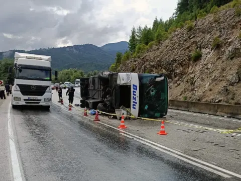 Burdur'da yolcu otobüsünün devrilmesi sonucu bir kişi hayatını kaybetmişti: Şoför tutuklandı