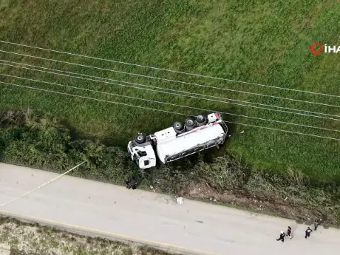 Düzce'de akaryakıt yüklü tanker devrildi: Yol trafiğe kapatıldı