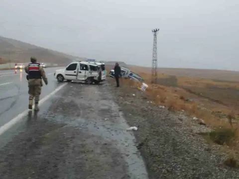 Van-Başkale yolunda zincirleme kaza: Üçü ağır 12 yaralı