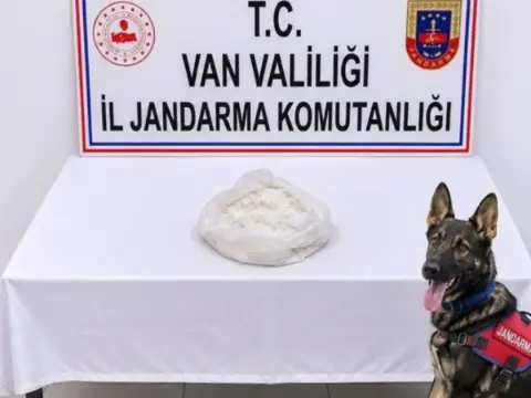 Yolcu otobüsünde narkotik köpeği harekete geçti! Çantasından çıkan şaşırttı