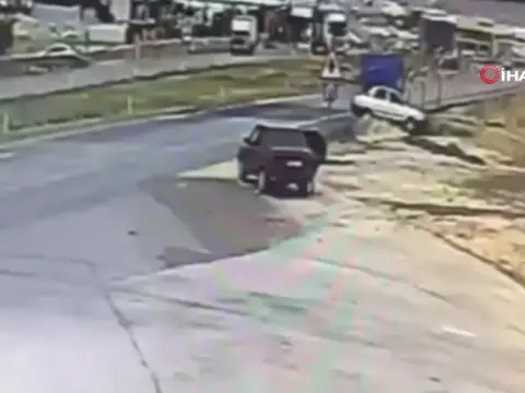Gaziantep Nizip'te otomobil menfeze uçtu: İki kişi yaralandı