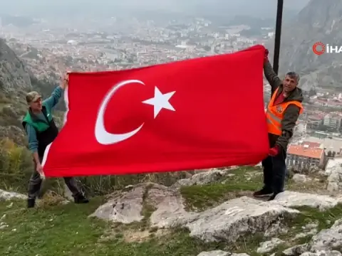 Amasya'da iki kardeş dağdaki çöpleri toplayıp, Türk bayrağı açtı