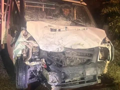 Besni'de gece yarısı kaza: Kamyonet ve traktör çarpıştı