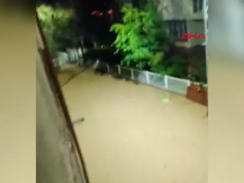 Çanakkale Biga'da sağanak nedeniyle cadde ve sokaklar göle döndü