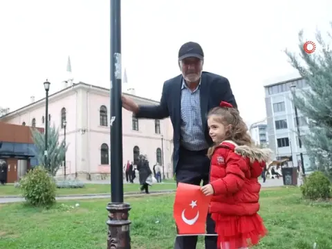 Elazığ'da minik öğrencilerin "Ölürüm Türkiyem" şarkısını söylediği anlar yaşlı adamı duygulandırdı