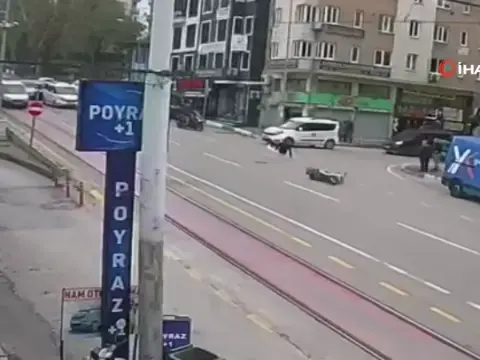 Bursa Osmangazi'de motosikletin yayaya çarptığı kaza kameraya yansıdı