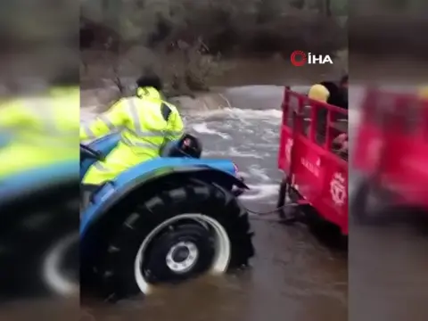 Aydın'da dereye uçan otomobil sulara gömüldü: İki kişi traktörle kurtarıldı