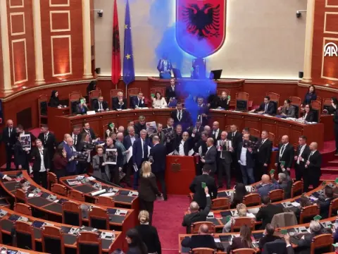 Arnavutluk Meclisi'nde muhalefet vekillerinden meşaleli protesto