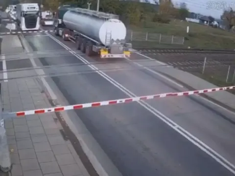 Polonya'da hemzemin geçitte mahsur kalan tanker az kalsın trenin altında kalıyordu