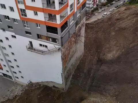Mamak'ta istinat duvarı yıkılan 17 katlı bina boşaltıldı: Ortaya çıkan temelin estetikten uzak görüntüsü kamerada