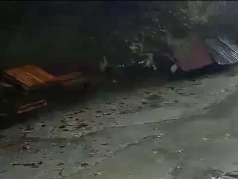 Zonguldak'ta tonlarca tonluk istinat duvarı böyle çöktü: Köpekler telef oldu, araçlar enkaz altında kaldı