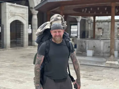 Müslüman olup yollara düştü! Almanya'dan Mekke'ye yürüyen Umar, 88 gün sonra Kırklareli'ye ulaştı
