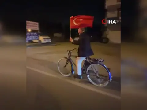 Iğdır'daki Cumhuriyet Bayramı konvoyunda bisikletli yaşlı vatandaş duygulandırdı