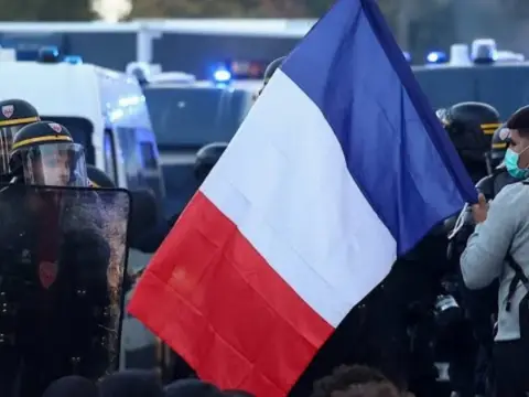 Fransa'da'çok yüksek risk' alarmı: Cumartesi günü 70 bin polis sokağa iniyor