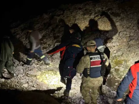 Sisli havada keçilerini ararken kaybolan iki kişi kurtarıldı
