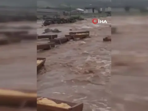 Diyarbakır Çermik'te şiddetli sağanak nedeniyle dereler taştı