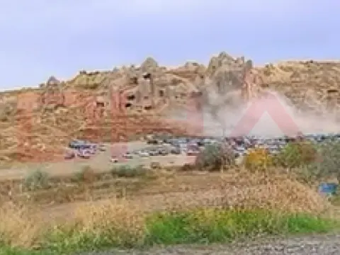 Nevşehir Göreme'de peribacasından kopan kayaların düşme anı kamerada