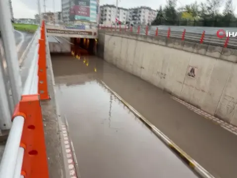 Diyarbakır'da şiddetli sağanak yağış trafiği kilitledi: Alt geçitler tıkandı