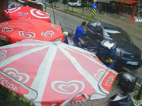 Giresun Gazi Caddesi'nde kontrolden çıkan otomobil yayalara çarptı