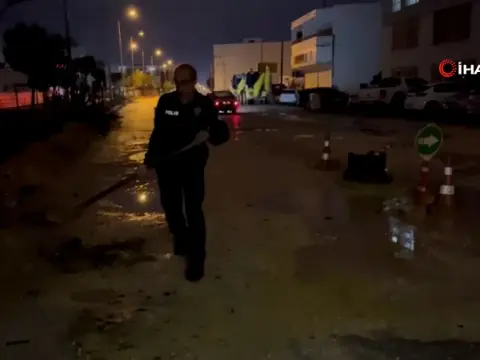 Araçlar zarar görmesin diye küreği eline alan polis memurları takdir topladı