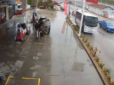 Edirne'de yakıtı biten otomobili at arabasıyla çektiler
