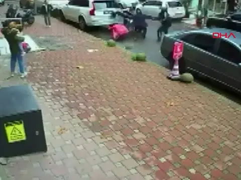 Çekmeköy'de akü değişimi sırasında kontrolden çıkan motosiklet araçlara çarptı