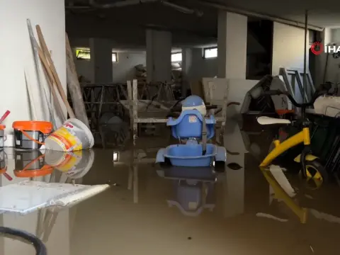 Mersin'de yağışın verdiği hasar sabah ortaya çıktı: Sel suları araçları sürükledi
