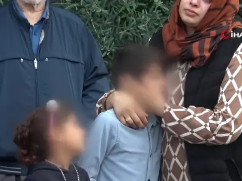 Antalya'da gecekondu küle döndü: Evlerinin yanışını gözyaşlarıyla izlediler