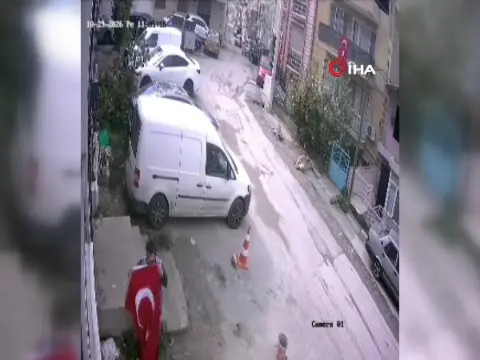 Evin balkonunda asılı olan Türk bayrağı yere düştü: Yoldan geçen gençten örnek davranış