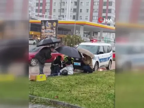 Kastamonu'da kazada yaralanan sürücüye polis şemsiye tuttu: O anlar kamerada