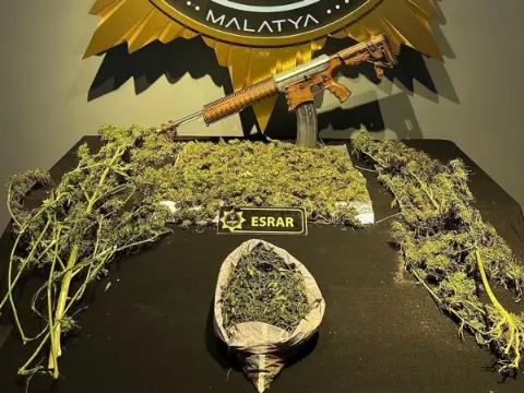 Sokak satıcılarına darbe! Adım adım takip edildi: 2 kilo esrar ele geçirildi