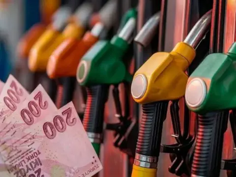 Akaryakıta peş peşe zam geliyor! Benzin 80 TL'yi, motorin 100 TL'yi aşacak: İşte zam tarihi