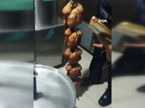 Hatay'da bir restoranda mide bulandıran görüntüler: Bozulmuş tavuk ele geçirildi