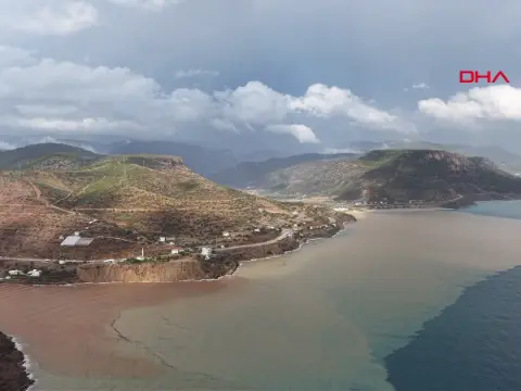Mersin'de yağış sonrası denizin rengi değişti: Suların rengi kahverengiye dönüştü