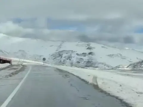 Van-Bahçesaray yolunda sezonun ilk kar yağışı: Karabet Geçidi beyaza büründü