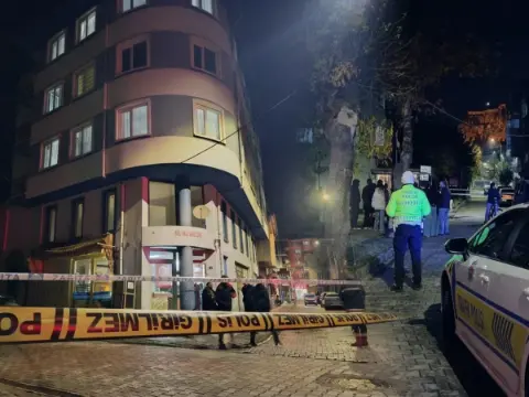 Mahallede büyük panik! Fayanslar çatladı: 4 katlı bina boşaltıldı
