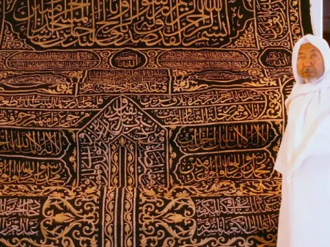 Kâbe'nin Örtüsü: İstanbul'dan Mekke'ye Uzanan Asırlık Sanat Mirası
