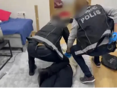 Antalya'da polisten zehir tacirine operasyon anbean kamerada