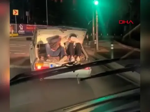 Küçükçekmece’de çocukların otomobil bagajındaki tehlikeli yolculuğu kameraya yansıdı