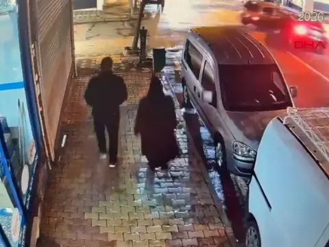 Adıyaman'da kavşakta çarpışan iki otomobil iş yerinin vitrinine girdi