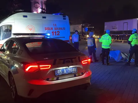 Manisa’da feci kaza: TIR'la çarpışan motosikletin sürücüsü öldü