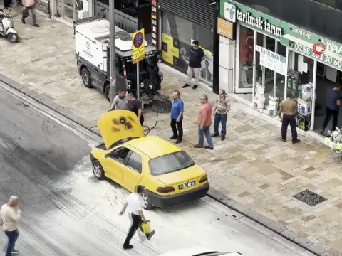 Pamukkale'de Yanan Otomobile Temizlik İşçilerinden Hızlı Müdahale