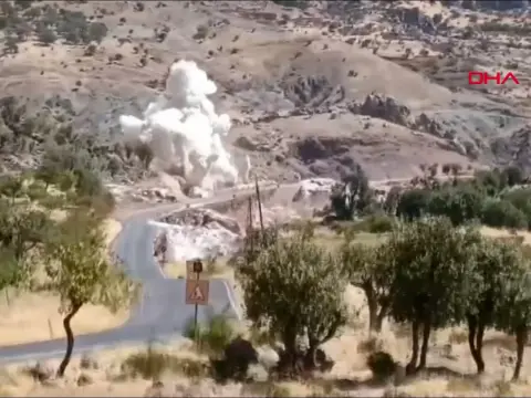 Siirt'te yol çalışmasında kontrollü patlama gerçekleştirildi